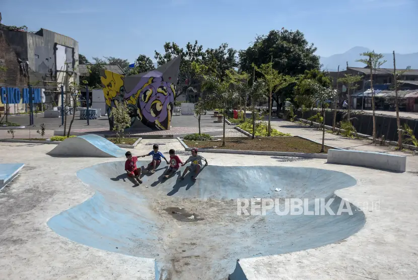 Sejumlah anak bermain di area ruang publik Ciko Arena 5 Batununggal Kota Bandung Jawa Barat Selasa 182023 Anak anak diimbau mengurangi aktivitas di luar ruangan