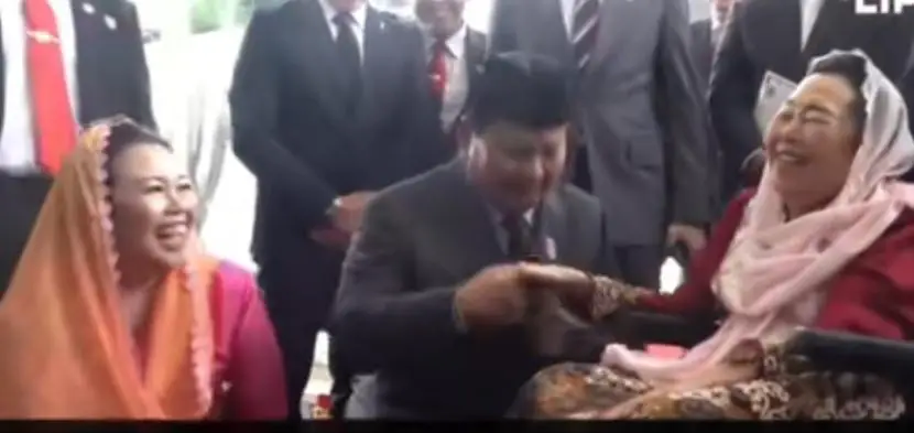 Menhan Prabowo Subianto cium tangan Ibu Sinta Nuriyah disaksikan Yenny Wahid Prabowo Subianto akan temui Sinta Nuriyah dan Yenny Wahid dalam waktu dekat