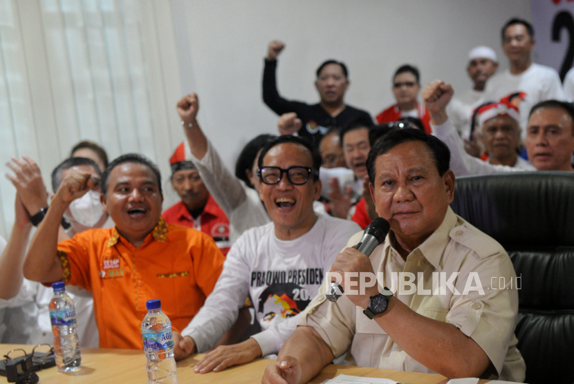 Ketua Umum Partai Gerindra Prabowo Subianto kanan
