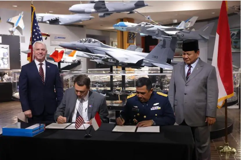 Menteri Pertahanan Prabowo Subianto kanan menyaksikan penandatangan pembelian alutsista di AS ilustrasi