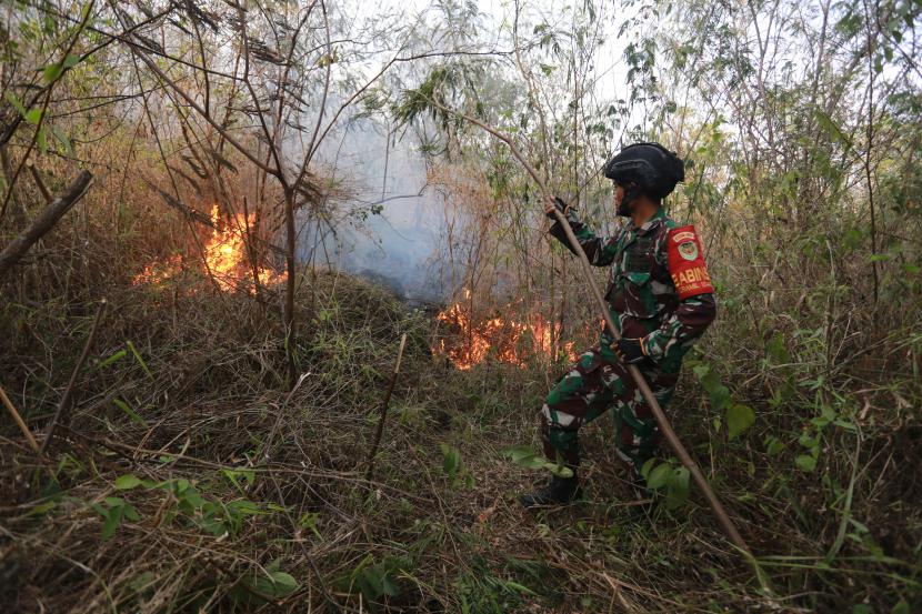 Personel TNI berusaha memadamkan kebakaran hutan dan lahan karhutla di Desa Cibuntu Kecamatan Pesawahan Kuningan Jawa Barat Senin 2692022