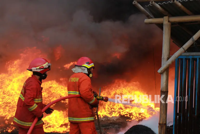 Petugas pemadam kebakaran mencoba memadamkan api ilustrasi