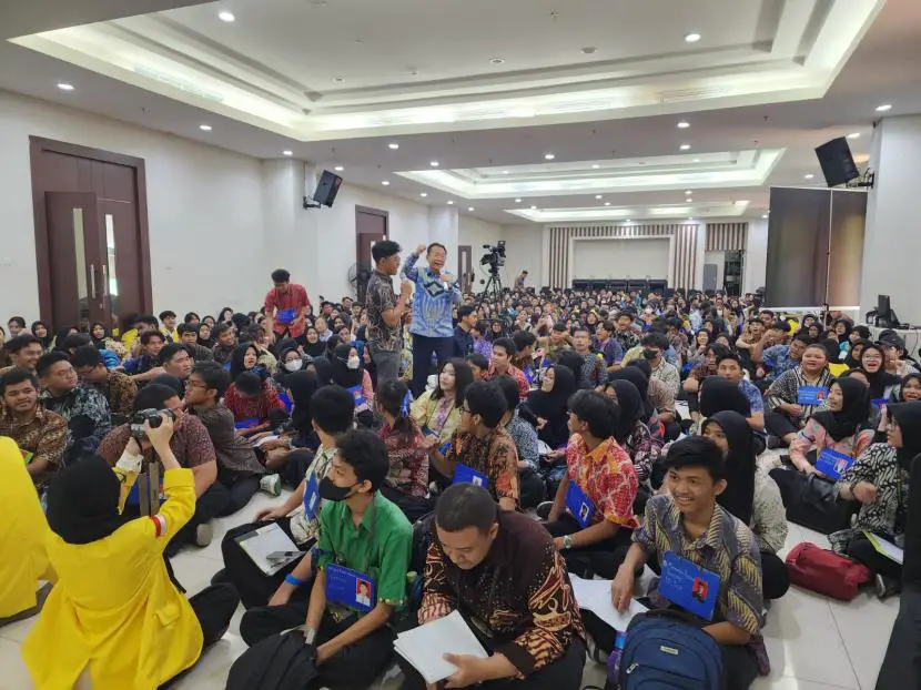 Mahasiswa UI mendengarkan paparan mengenai pengganti bahan bakar fosil yang disampaikan calon anggota DPD RI Petrus Tjandra