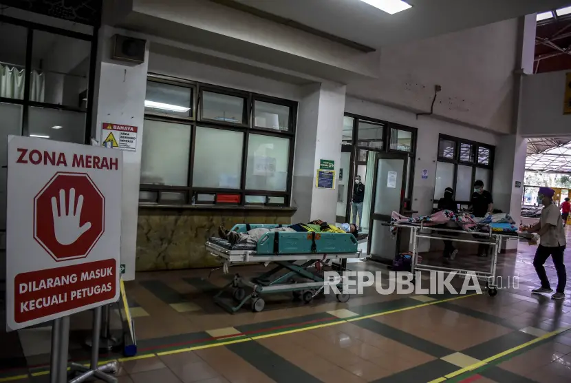 Petugas kesehatan membawa pasien di area ruang Instalasi Gawat Darurat IGD Rumah Sakit Dokter Hasan Sadikin RSHS RSHS Bandung akan memberikan sanksi kepada dokter pelaku perundungan