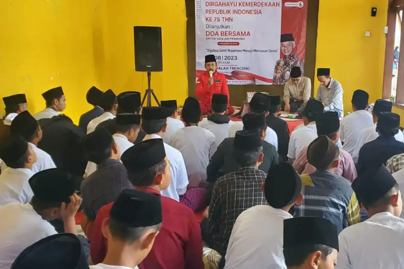 Potong kue dan doa bersama untuk kebaikan Indonesia di Pondok Pesantren Ponpes Al Falah Trenceng Kec Sumbergempol Kab Tulungagung Prov Jawa Timur