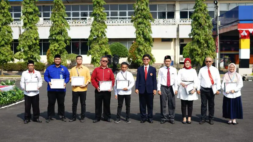 Rektor Unkris Dr Ayub Muktiono pakai jas berfoto bersama dosen dan karyawan penerima penghargaan dalam Peringatan HUT ke 78 Kemerdekaan RI di Kampus Unkris Kamis 1782023