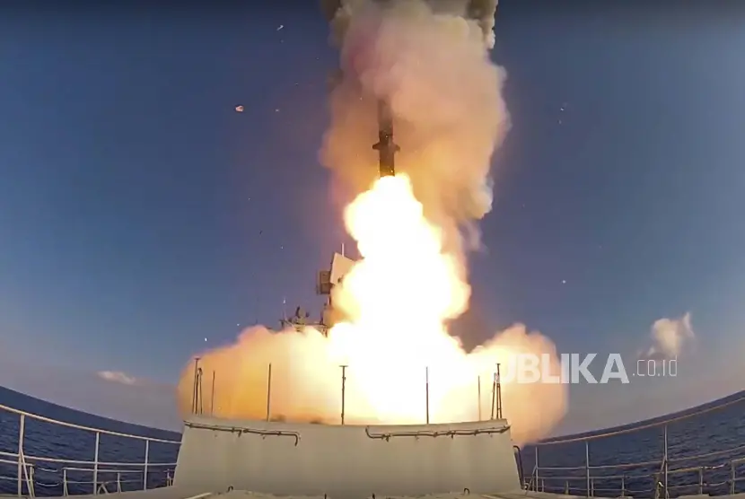 Rusia mempertahankan lima kapal perangnya di Laut Hitam Termasuk satu kapal yang dipersenjatai dengan empat rudal jelajah Kalibr