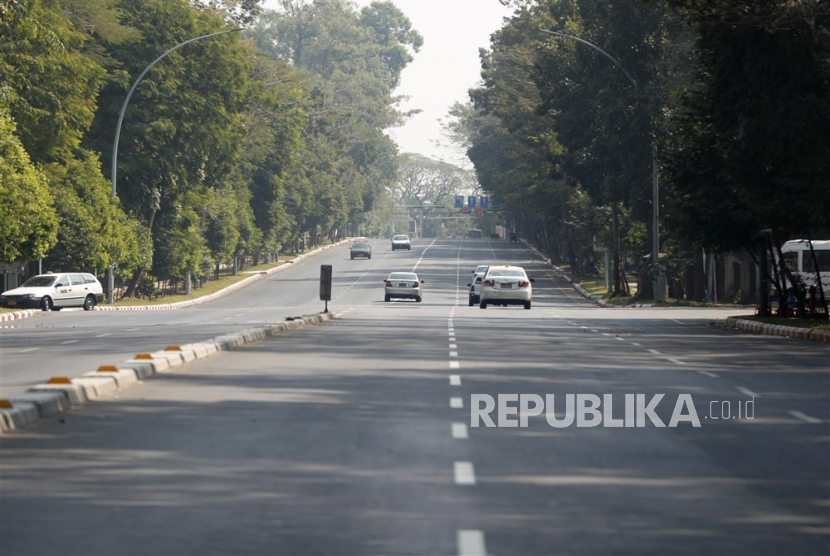 Mobil melaju di jalan kosong di Yangon Myanmar 1 Februari 2023 Militer Myanmar memperpanjang keadaan darurat