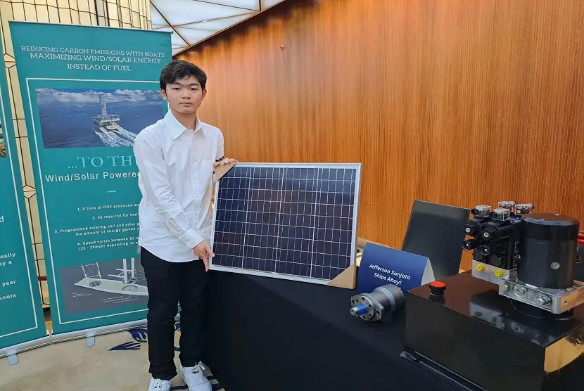 Siswa Jakarta Intercultural School JIS Jefferson Sunjoto berhasil mengembangkan perangkat lunak yang memadukan tenaga angin dan tenaga surya untuk menggerakkan perahu berlayar tanpa menggunakan solar