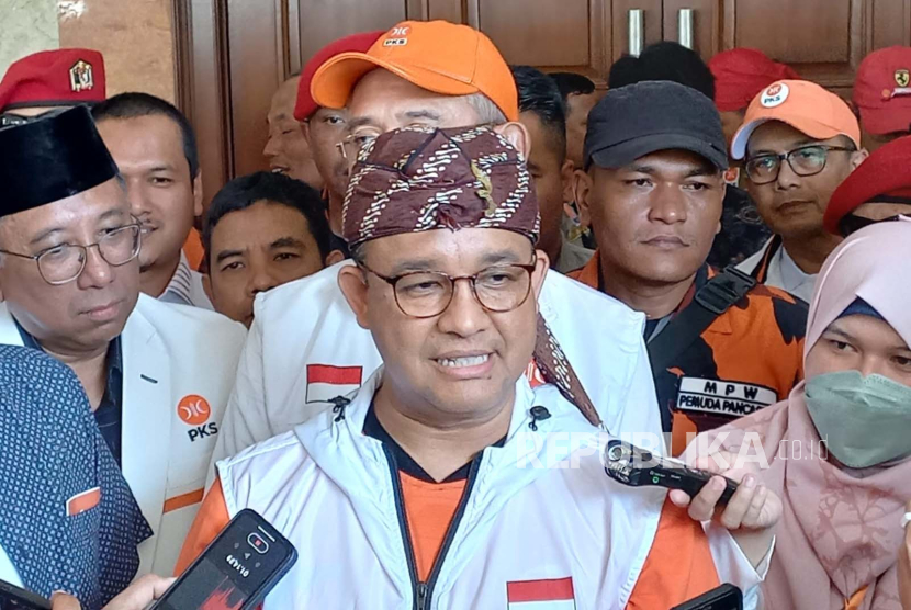 Bakal calon presiden bacapres Anies Rasyid Baswedan saat menghadiri acara jalan sehat dan dialog kebangsaan yang digelar PKS di Bandung Sabtu 582023