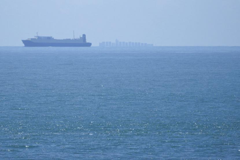 Kapal bergerak melalui Selat Taiwan seperti yang terlihat dari tempat pemandangan 68 mil laut titik terdekat di daratan Cina ke pulau Taiwan di Pingtan di Provinsi Fujian Cina tenggara Jumat 5 Agustus 2022 Cina melakukan