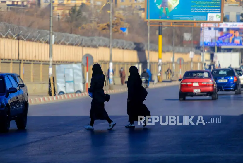 Pelajar perempuan Afghanistan meninggalkan Kabul University di Kabul Afghanistan 21 Desember 2022
