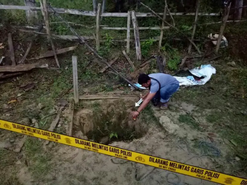 Aparat memberi garis polisi lokasi sumur tempat ditemukannya jenazah warga ilustrasi Tim Damkar Kabupaten Bogor mengevakuasi jasad ibu rumah tangga yang jatuh ke sumur