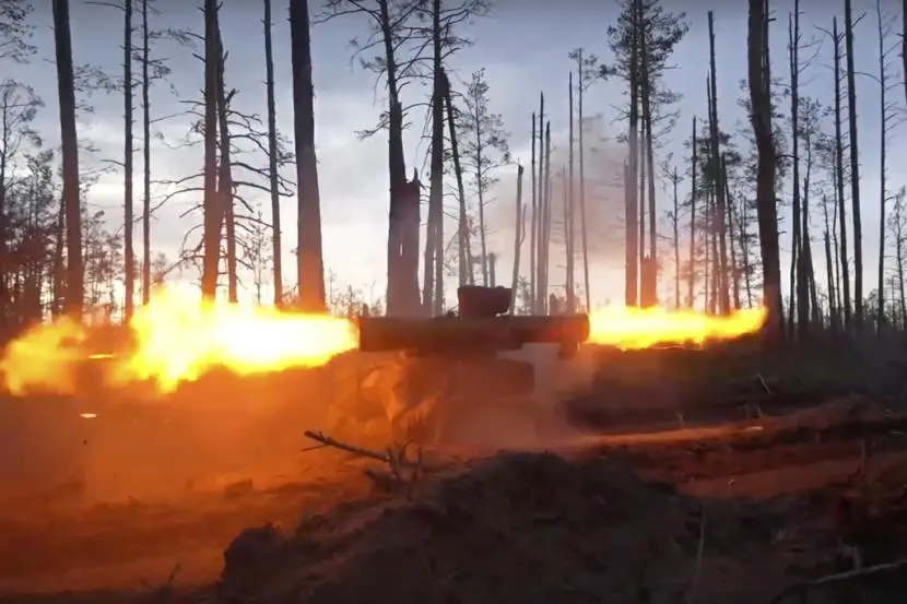 Dalam foto selebaran yang diambil dari video yang dirilis oleh Layanan Pers Kementerian Pertahanan Rusia pada Kamis 25 Mei 2023 seorang tentara Rusia menembakkan sistem rudal anti tank Fagot ke posisi Ukraina di lokasi yang dirahasiakan