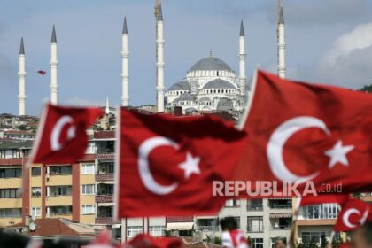 Bendera Turki di jembatan Martir, Turki. Turki tegaskan serangan masjid di Siprus gerus kemanusiaan