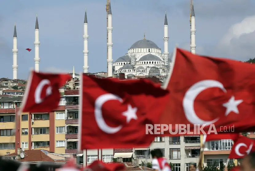 Bendera Turki di jembatan Martir Turki Turki tegaskan serangan masjid di Siprus gerus kemanusiaan