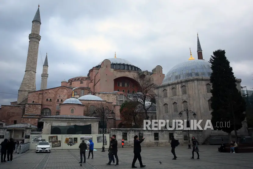 Wisatawan dari berbagai negara mengunjungi Masjid Hagia Sophia di Istanbul Turki