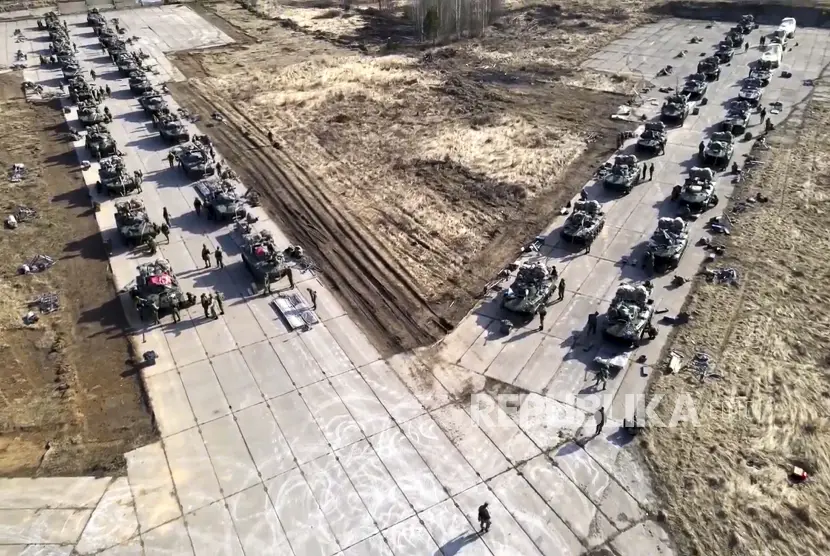 Foto ini diambil dari video yang didistribusikan oleh Layanan Pers Kementerian Pertahanan Rusia menunjukkan kendaraan militer Rusia bergerak selama latihan di Krimea 22 April 2021
