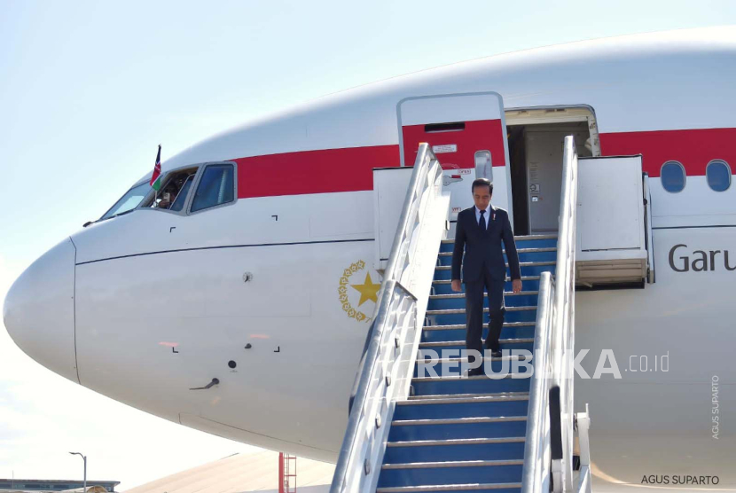 Presiden Joko Widodo Jokowi turun dari pesawat Garuda Indonesia 1