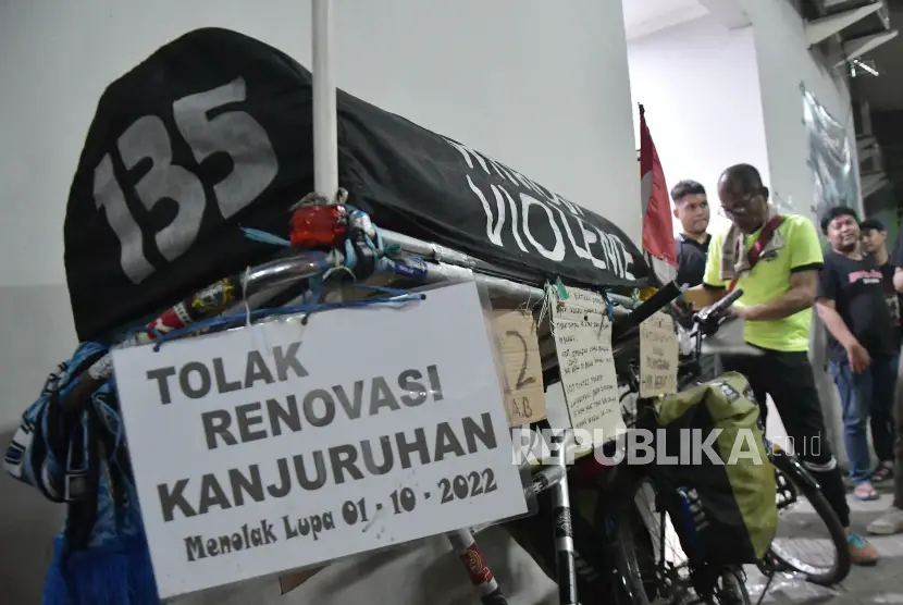 Miftahuddin 52 memeriksa perlengkapan sepeda sebelum melanjutkan perjalanan aksi solidaritas untuk korban tragedi Kanjuruhan saat melintas di Bekasi Jawa Barat Ahad 1382023 Aksi naik sepeda selama 11 hari dari Malang menuju Jakarta sebagai bentuk solidaritas terhadap korban tragedi Kanjuruhan di Malang