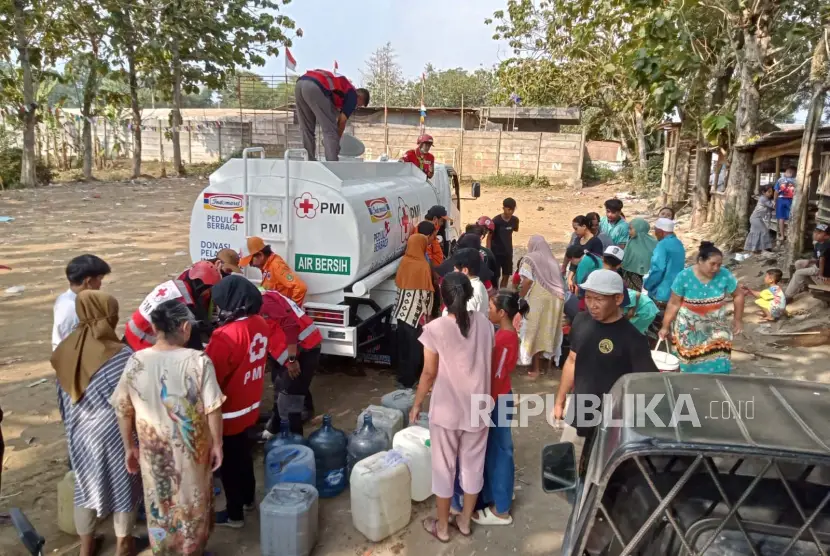 Warga Baros Kota Sukabumi yang terdampak kekeringan mengantri untuk mendapatkan pasokan air bersih PMI Kota Sukabumi sebut wilayah kekeringan di daerah tersebut meluas ke 5 kecamatan