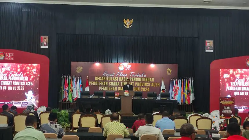 Rapat pleno rekapitulasi hasil perhitungan perolehan suara tingkat provinsi Aceh yang disampaikan oleh Ketua KIP Aceh Saiful Selasa 532024 Chairil AqshaLensakitacom